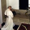 Papież Jan Paweł II przy grobie m. Urszuli, Rzym 1986